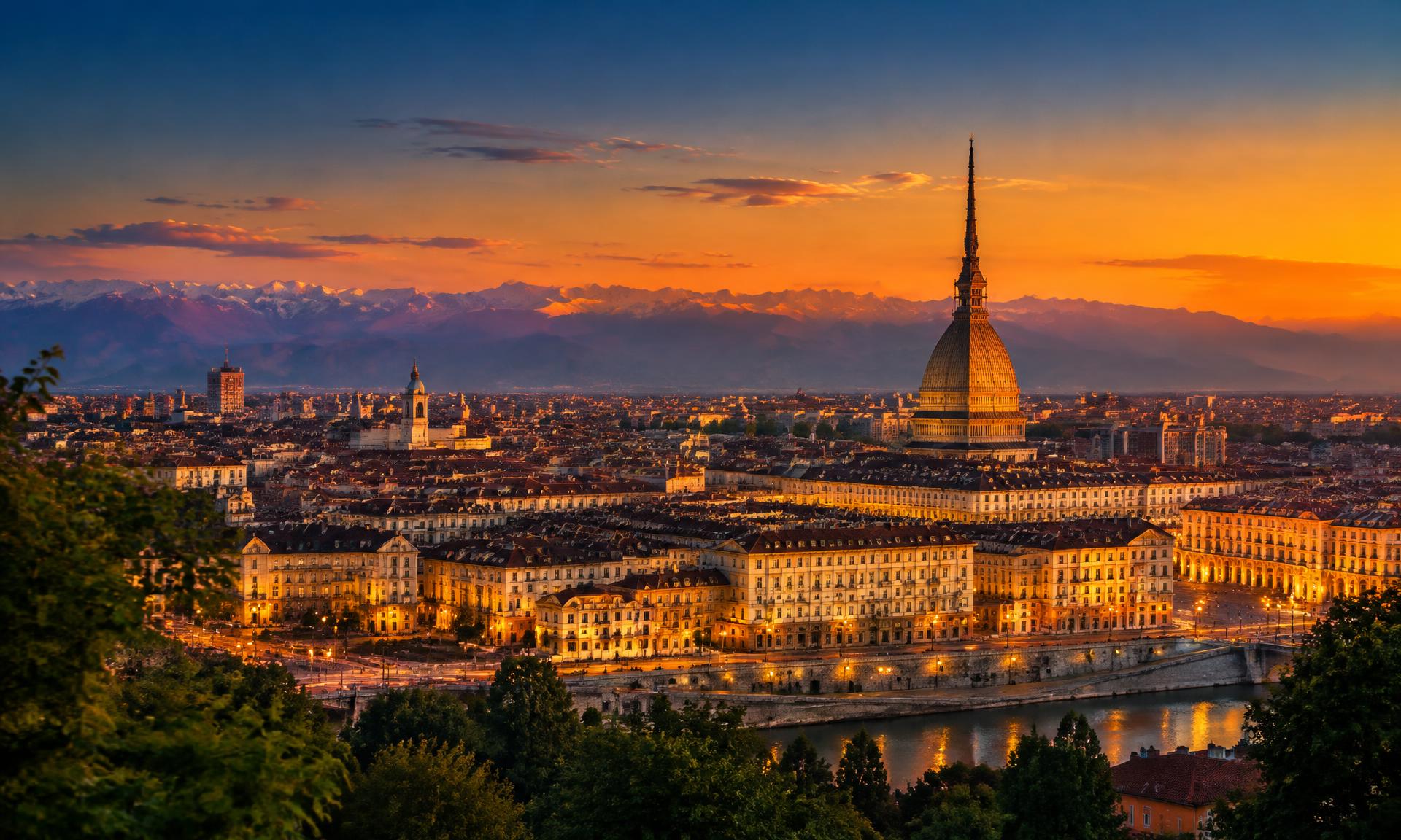 Skyline di Torino al tramonto con la Mole Antonelliana